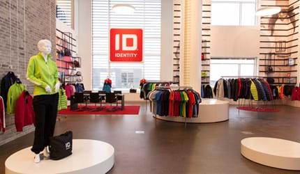 Røde filttæpper på gulvet i showroom